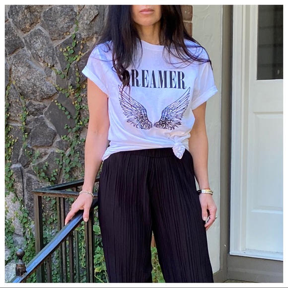 ShopEvelynne Tops - Chic Dreamer Graphic Tee